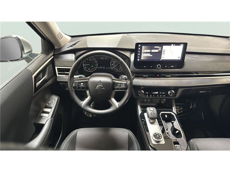 Used 2025 Mitsubishi Outlander ES FWD image 30