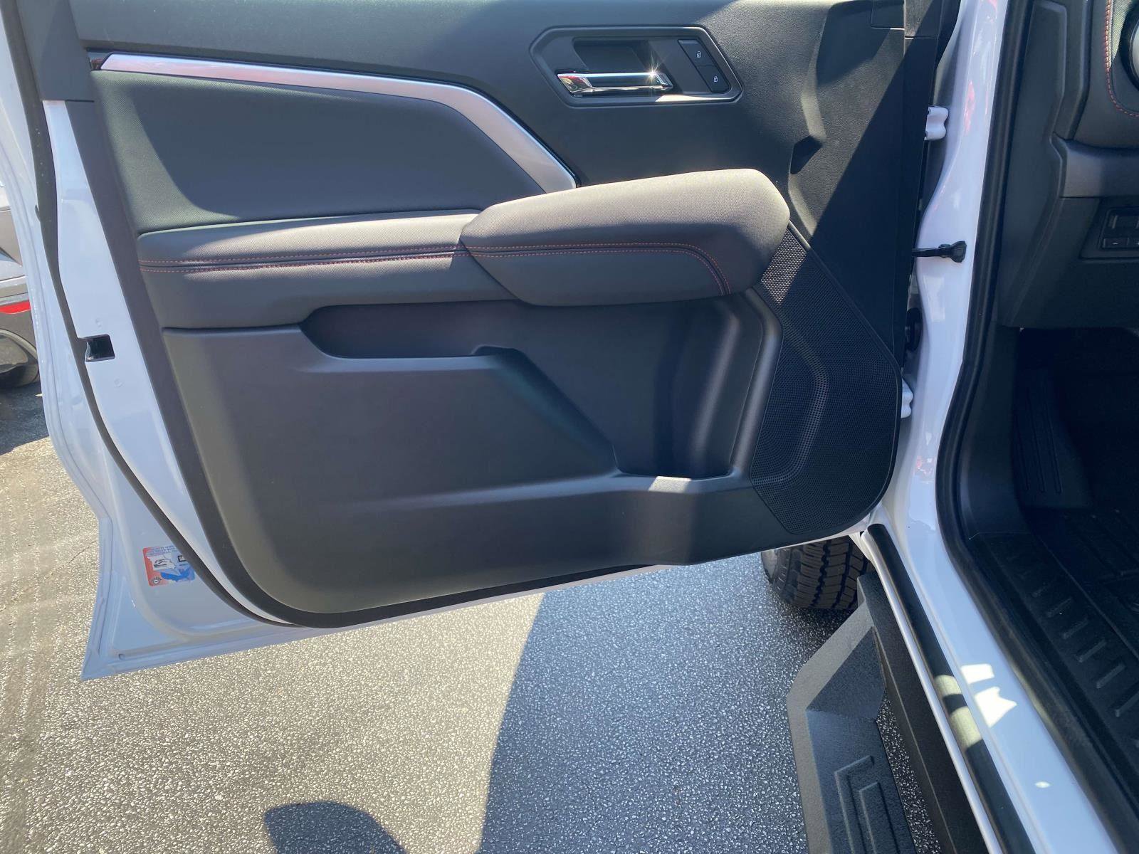 Used 2024 Chevrolet Colorado Z71 w/ Z71 Convenience Package 2 image 17