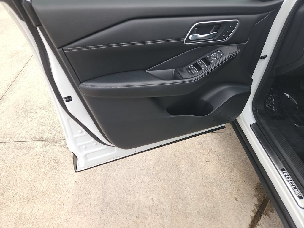Certified 2024 Nissan Rogue Platinum w/ Platinum Premium Package FWD image 31