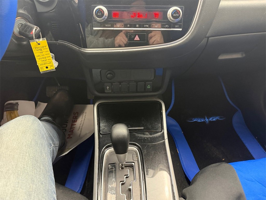 Used 2020 Mitsubishi Outlander ES image 21