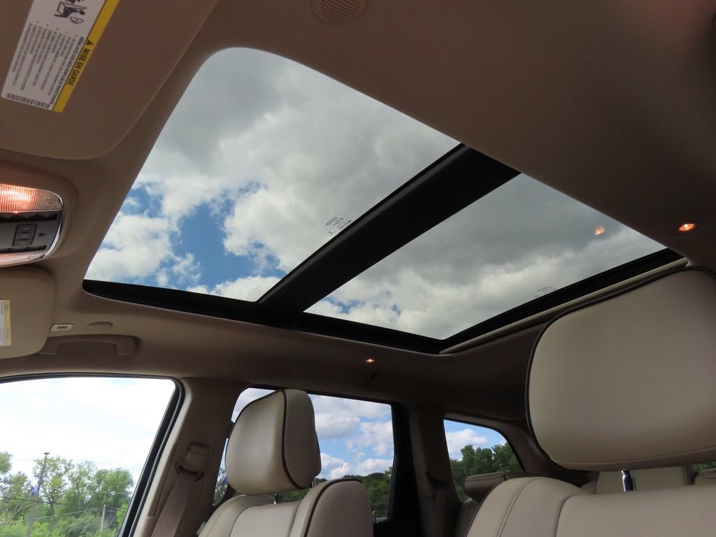 Used 2019 Jeep Grand Cherokee Overland AWD/4WD image 5
