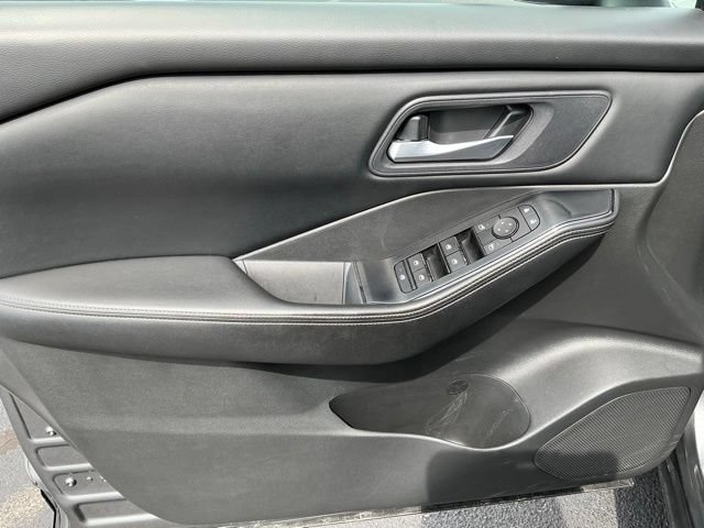 Used 2024 Nissan Rogue SV AWD/4WD image 15