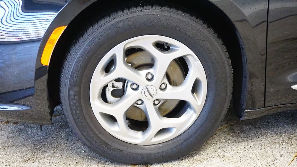 Used 2023 Chrysler Pacifica Limited image 10