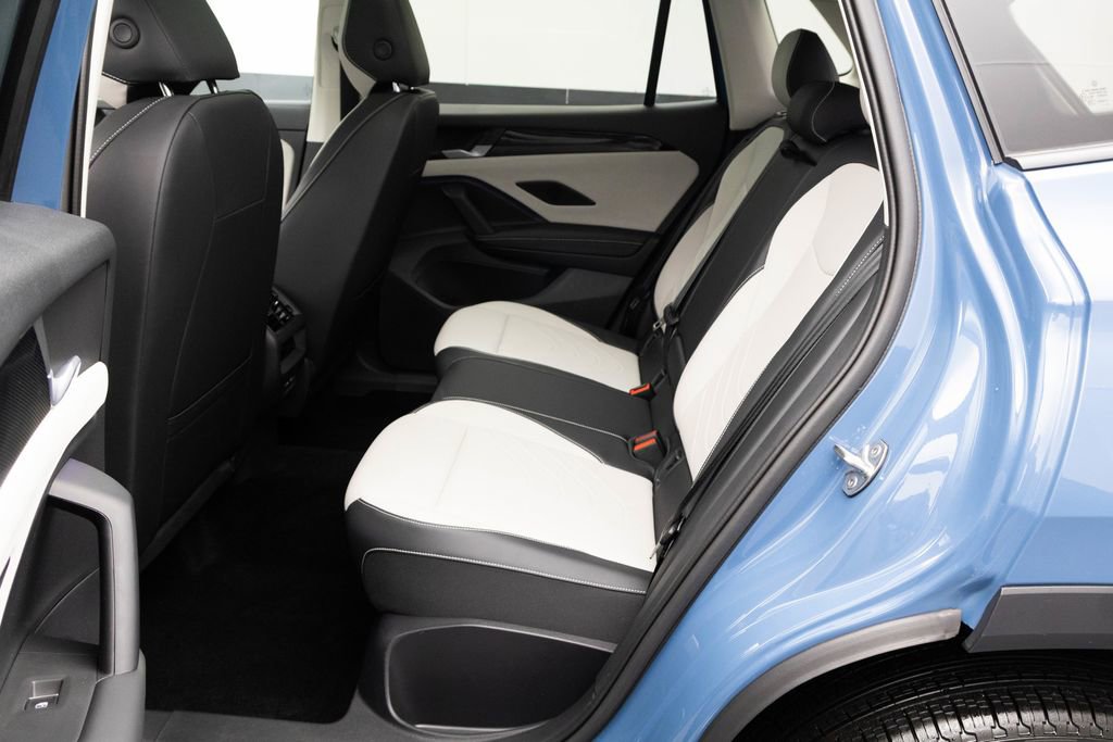 Used 2025 Volkswagen Tiguan SE image 22