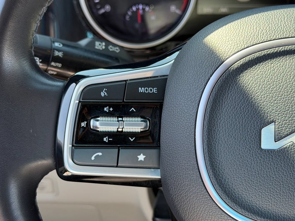 Used 2024 Kia Carnival EX FWD image 12