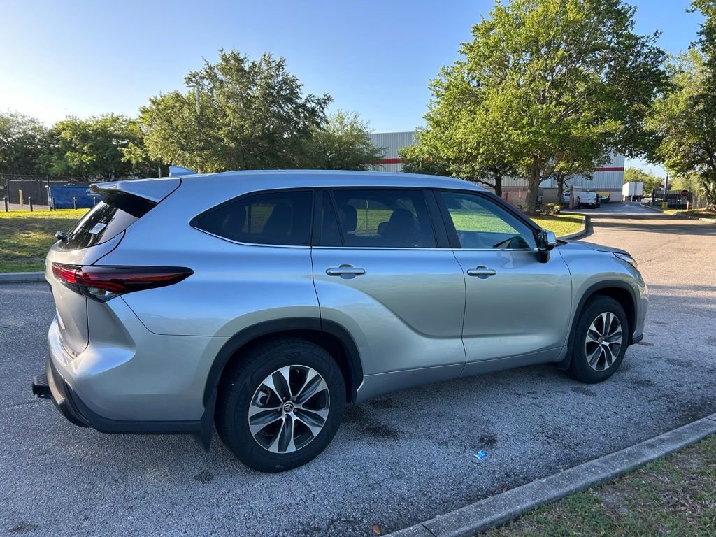 Used 2024 Toyota Highlander XLE image 5
