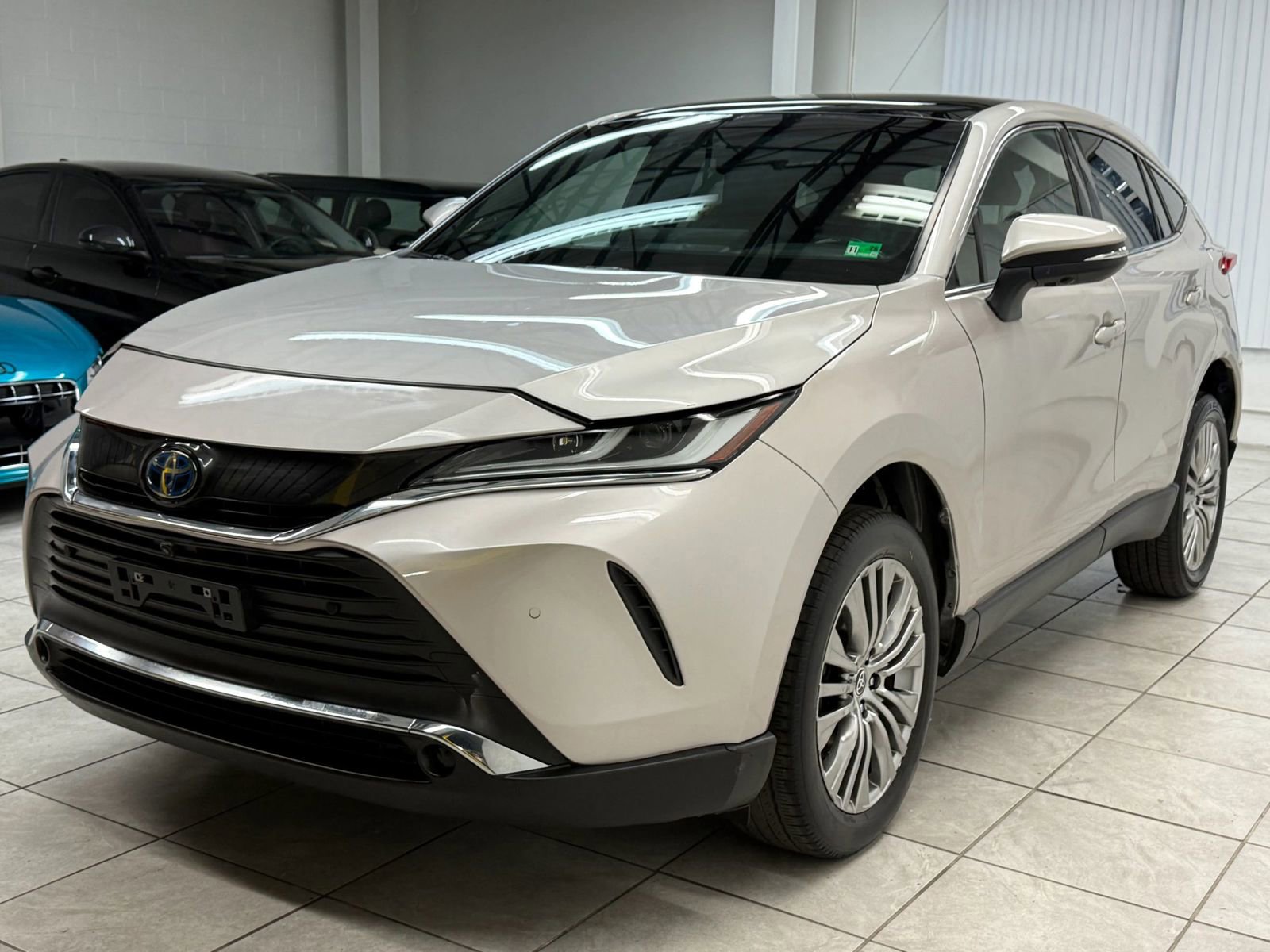 Used 2023 Toyota Venza Limited image 3