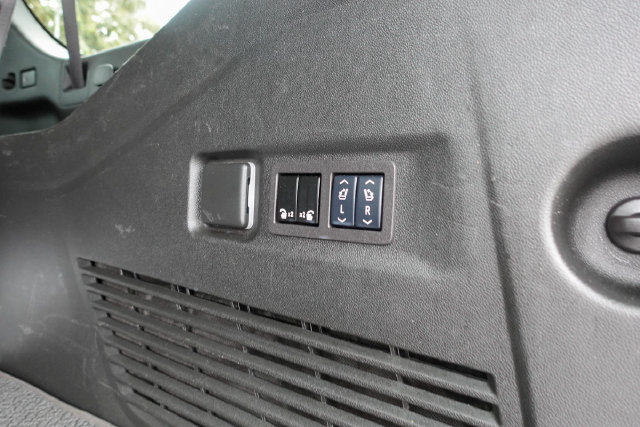 Used 2024 GMC Yukon XL Denali AWD/4WD image 32