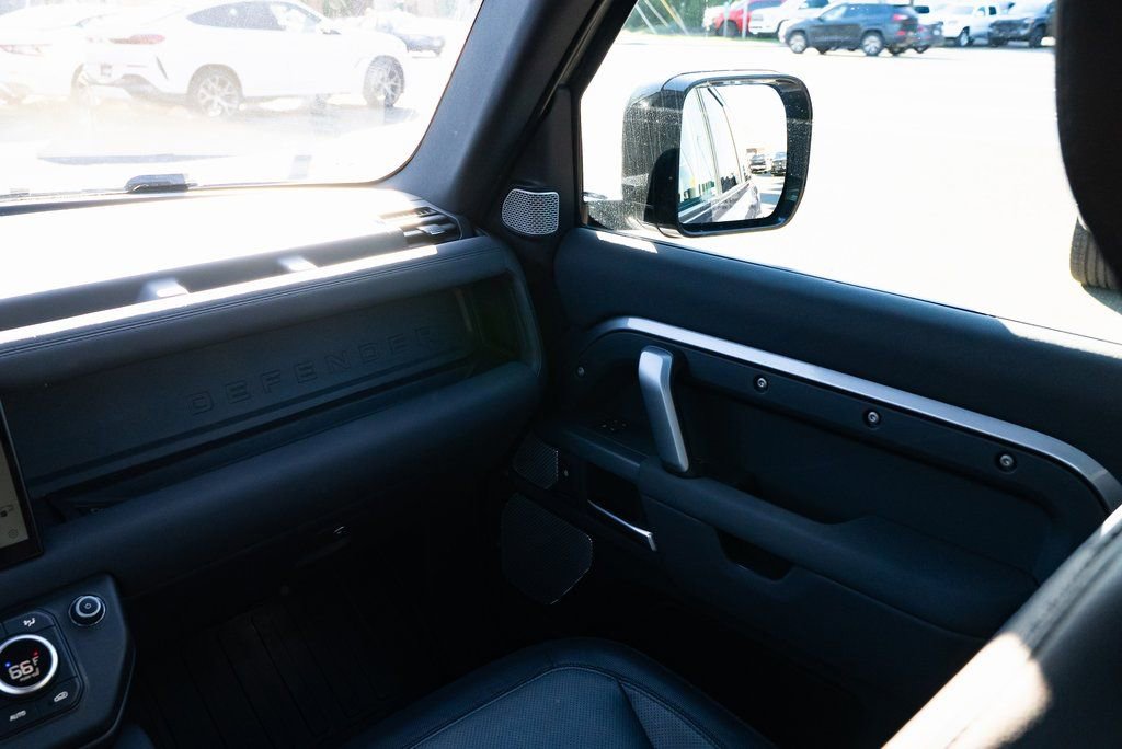Used 2023 Land Rover Defender 130 X-Dynamic SE image 10