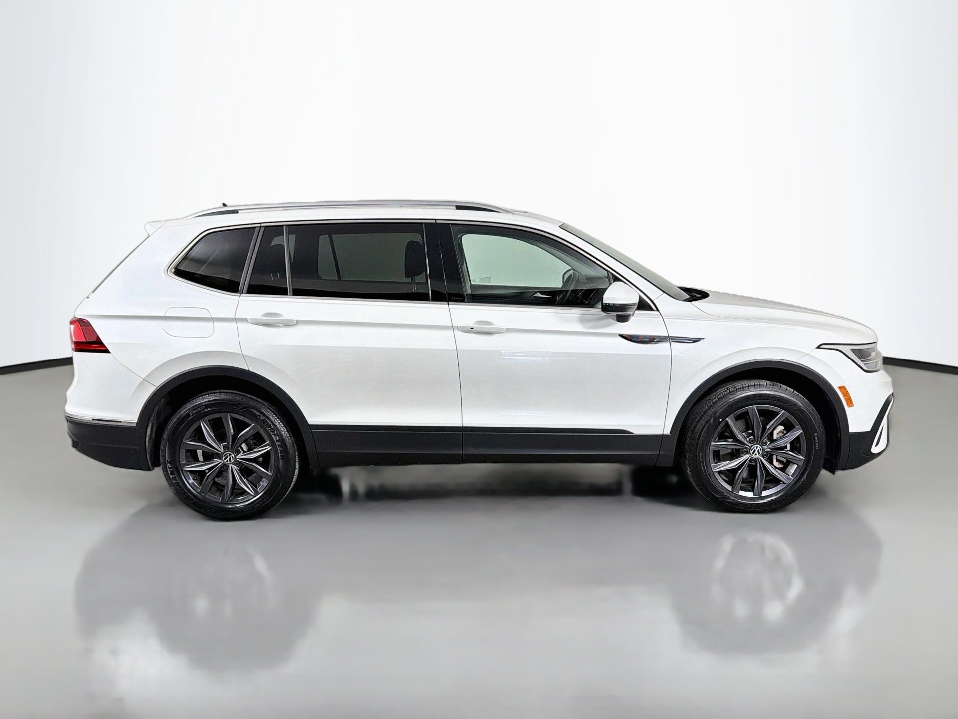 Certified 2023 Volkswagen Tiguan SE FWD image 4