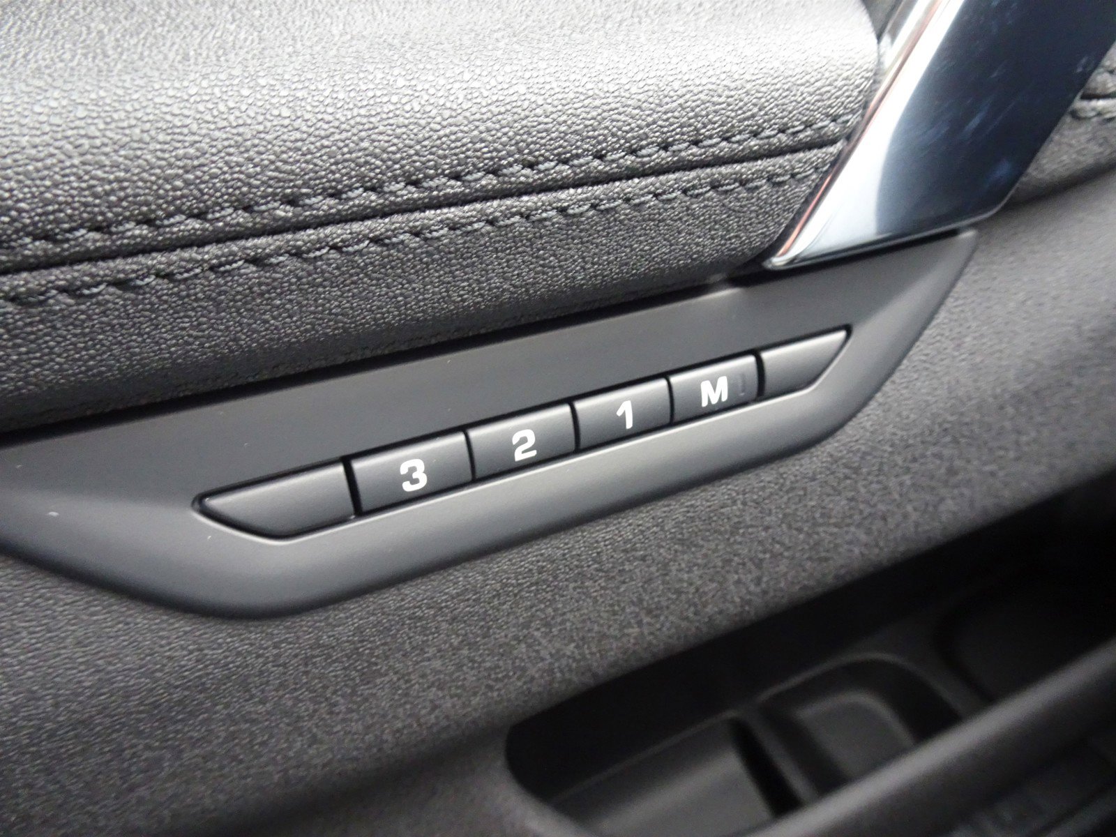 New 2025 Land Rover Discovery Sport S image 23