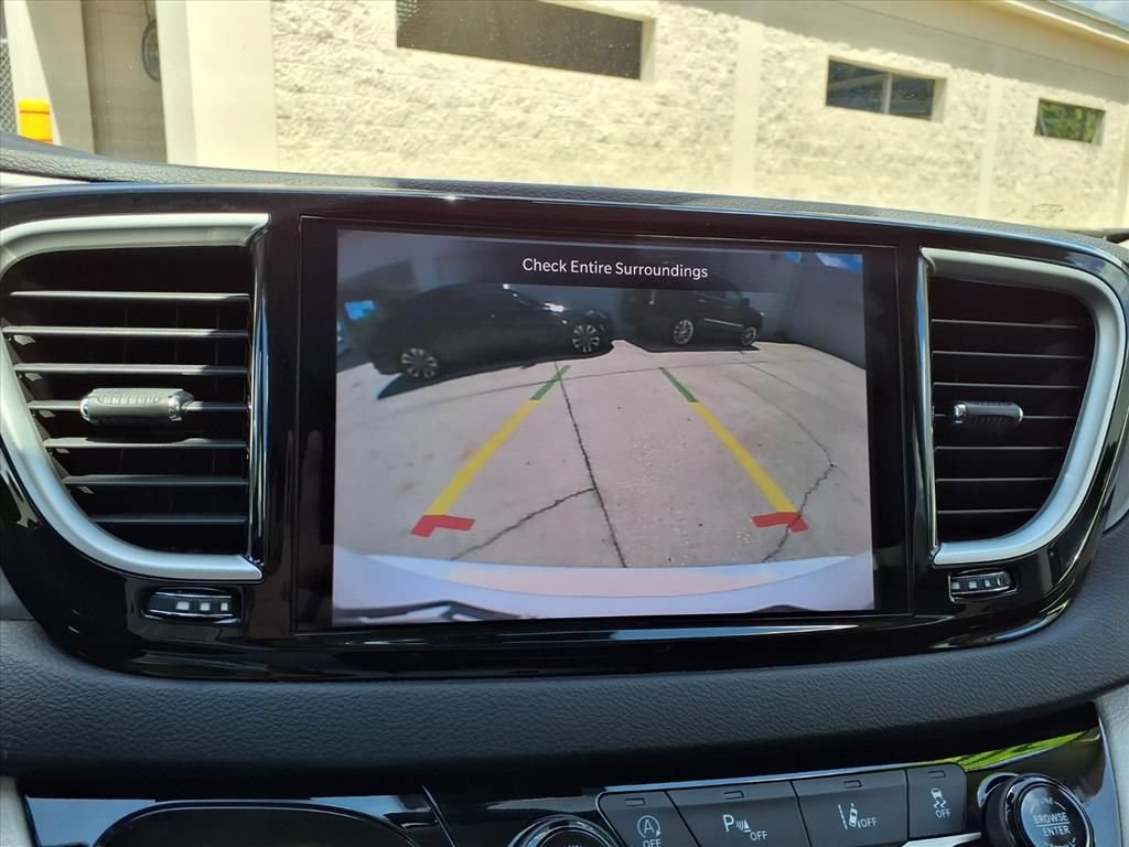 Used 2023 Chrysler Pacifica Touring-L FWD image 22