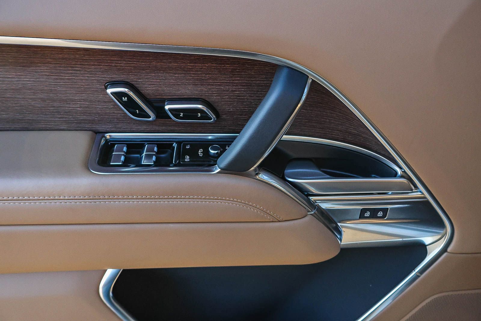 Certified 2025 Land Rover Range Rover SE image 33