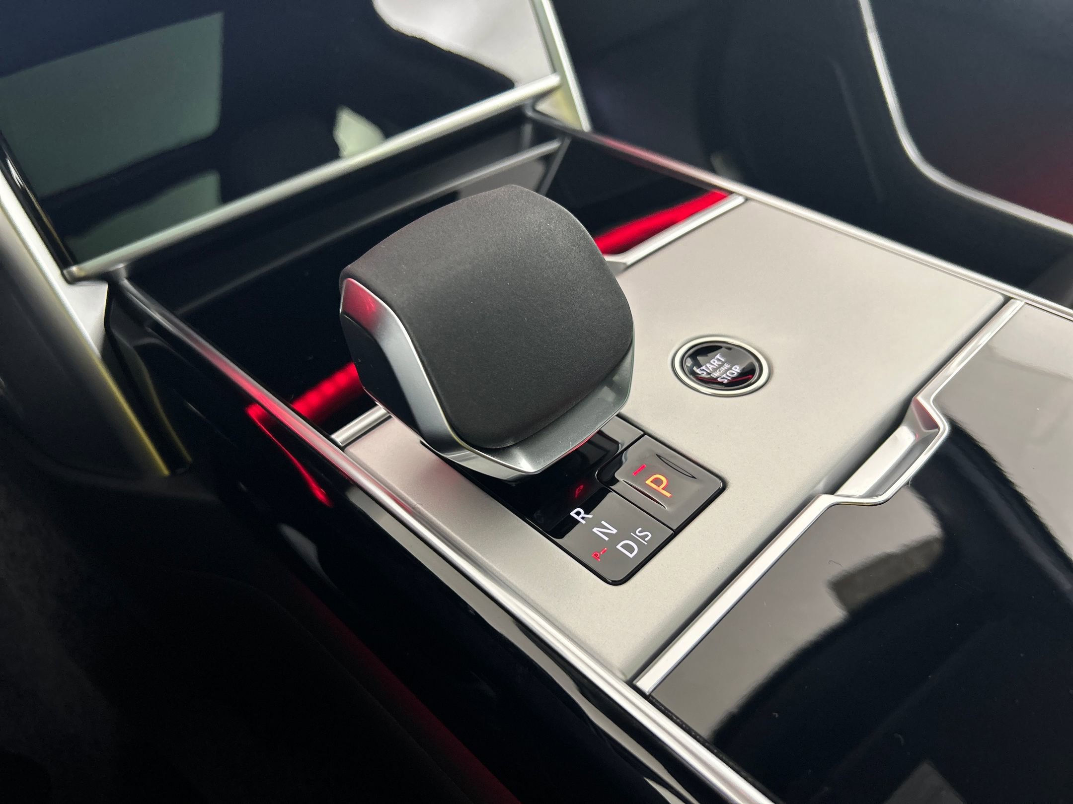 New 2025 Land Rover Range Rover SE image 15