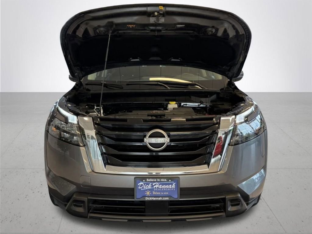 Used 2023 Nissan Pathfinder SV image 4