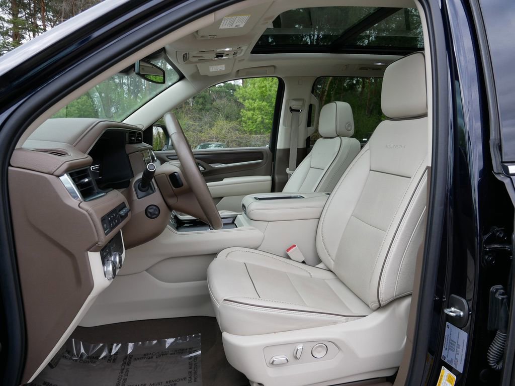 Used 2022 GMC Yukon XL Denali AWD/4WD image 16
