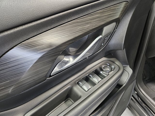 Used 2024 GMC Terrain SLE image 9