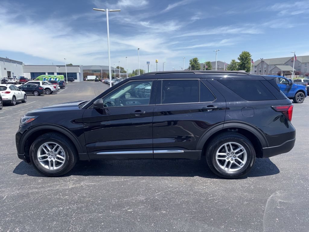 Used 2025 Ford Explorer Active AWD/4WD image 6