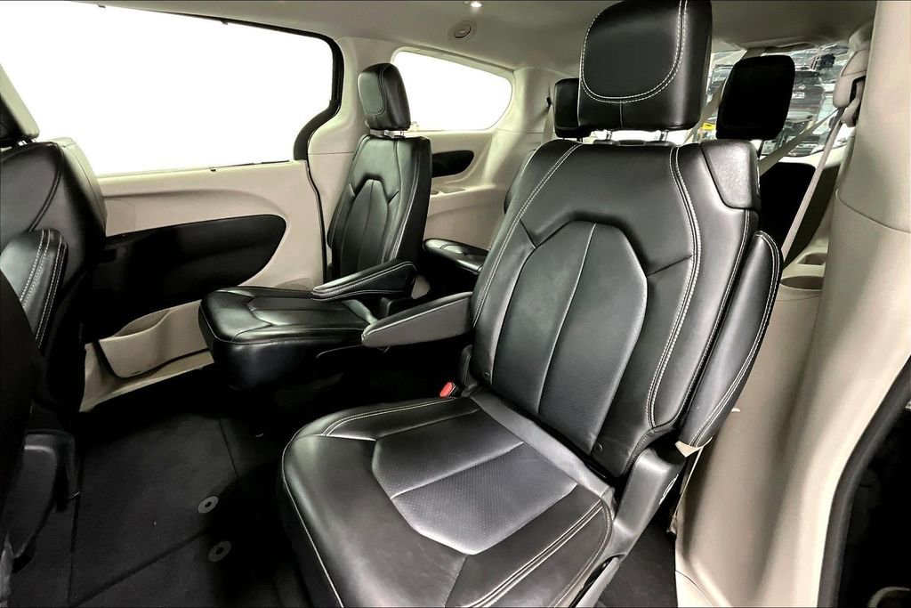 Used 2023 Chrysler Pacifica Touring-L image 34