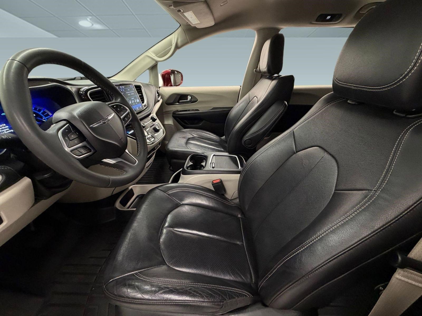Used 2022 Chrysler Pacifica Touring-L image 4