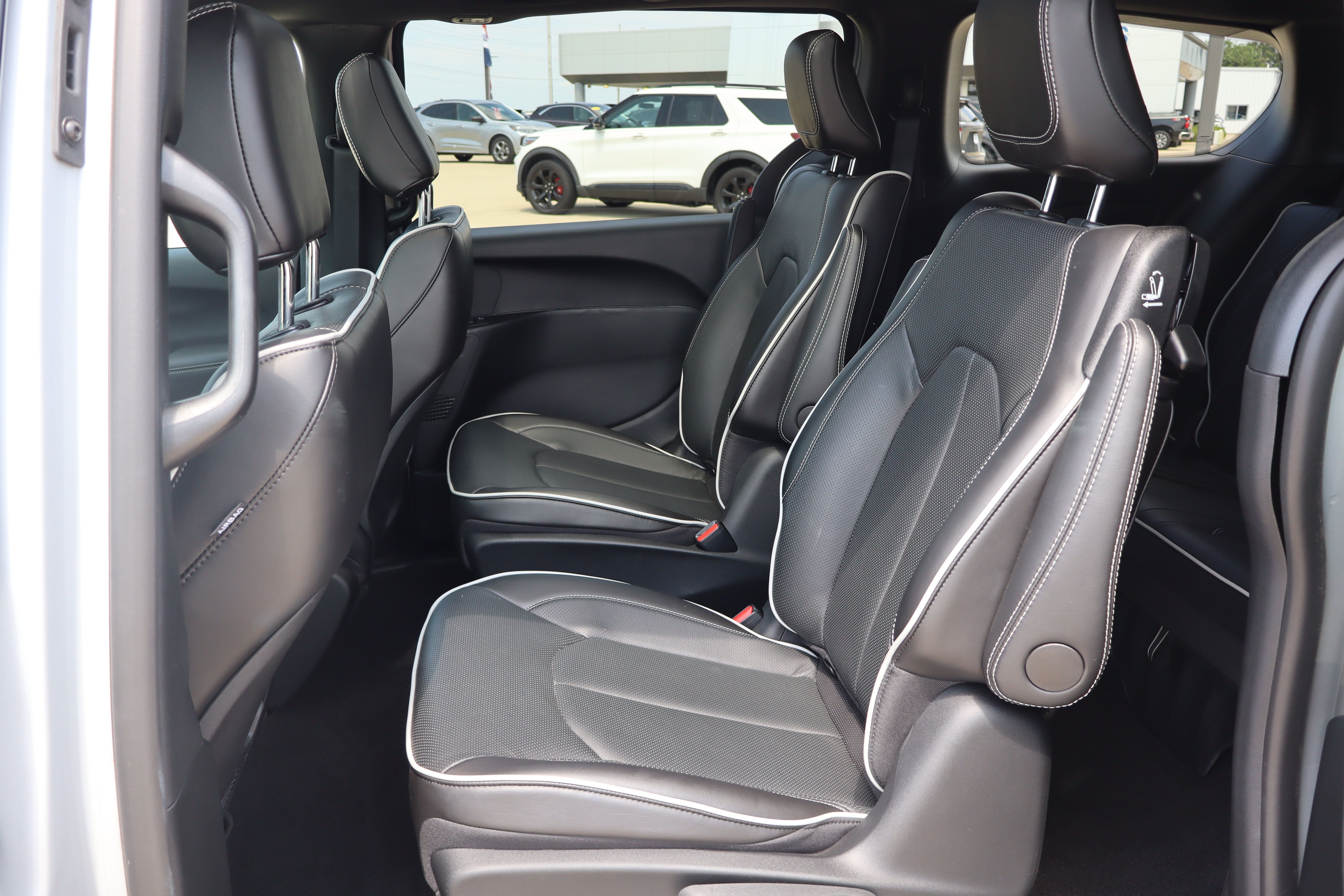 Used 2024 Chrysler Pacifica Premium FWD image 10