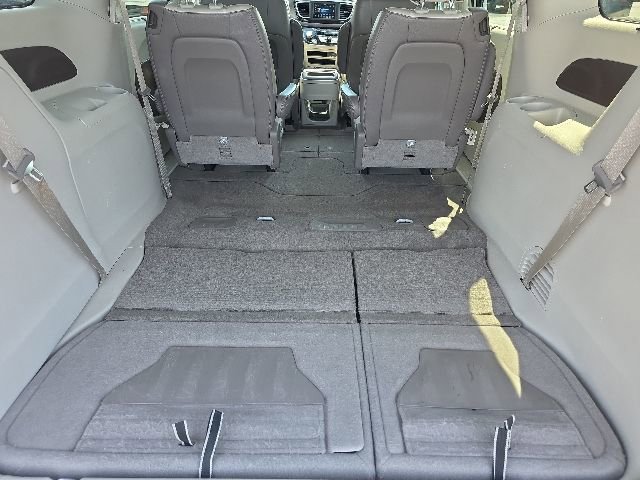 Used 2019 Chrysler Pacifica Touring-L FWD image 24