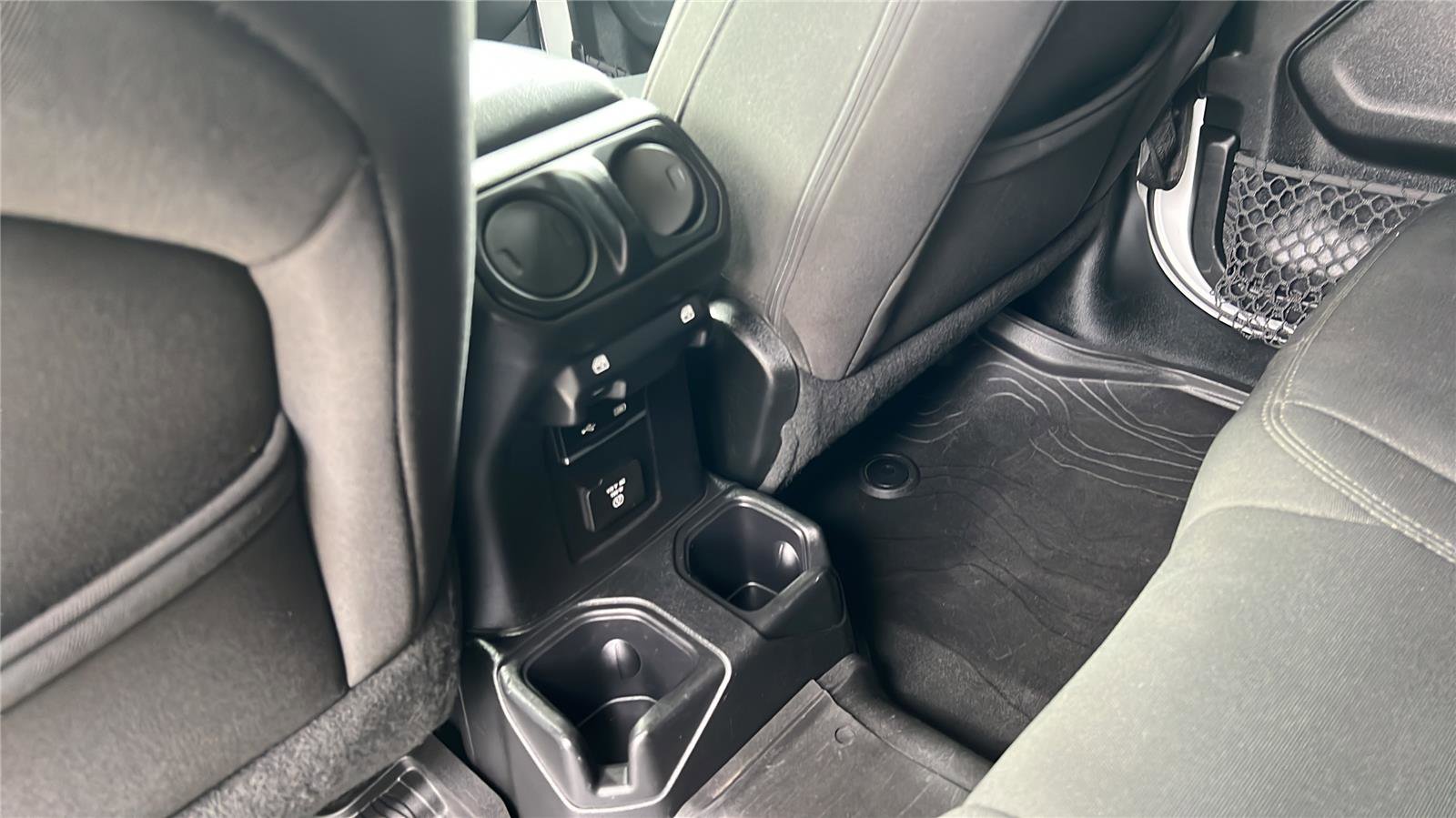 Used 2018 Jeep Wrangler Unlimited Sahara AWD/4WD image 16