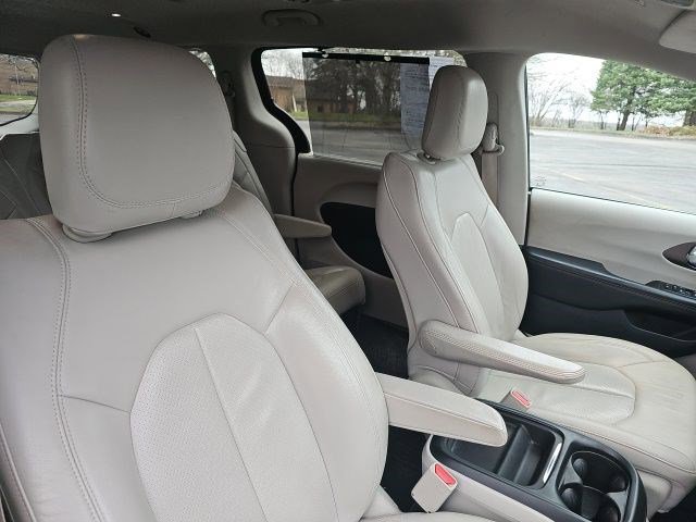 Used 2018 Chrysler Pacifica Touring-L image 12