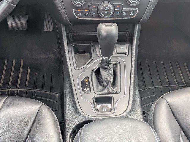 Certified 2019 Jeep Cherokee Latitude Plus w/ Comfort/Convenience Group FWD image 18
