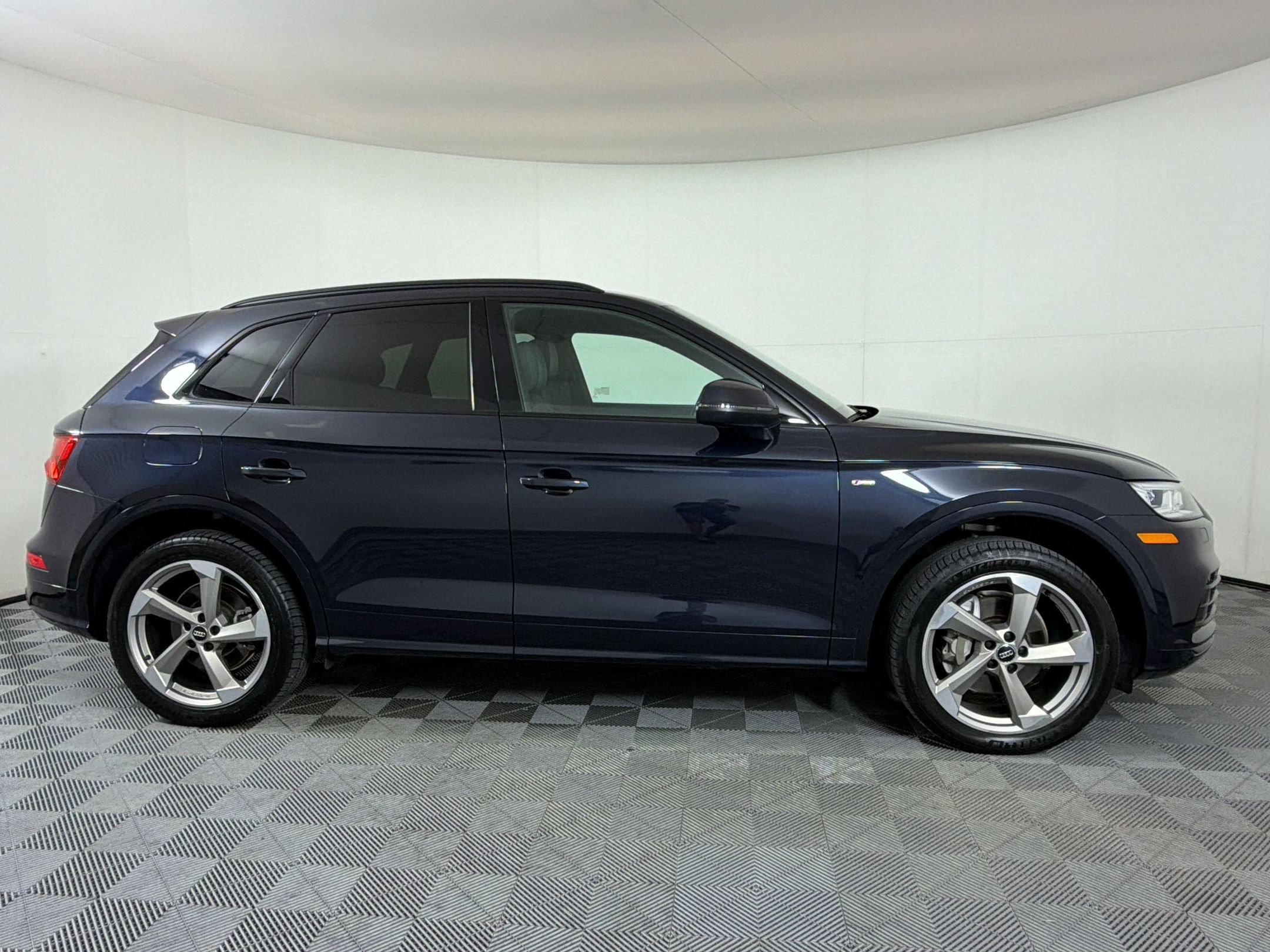 Used 2020 Audi Q5 2.0T Titanium Premium Plus w/ Premium Plus Package AWD/4WD image 9