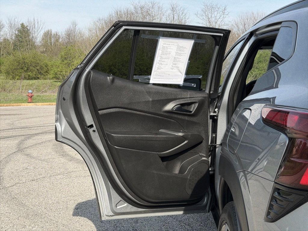 Used 2025 Chevrolet Trax RS w/ Sunroof Package image 22