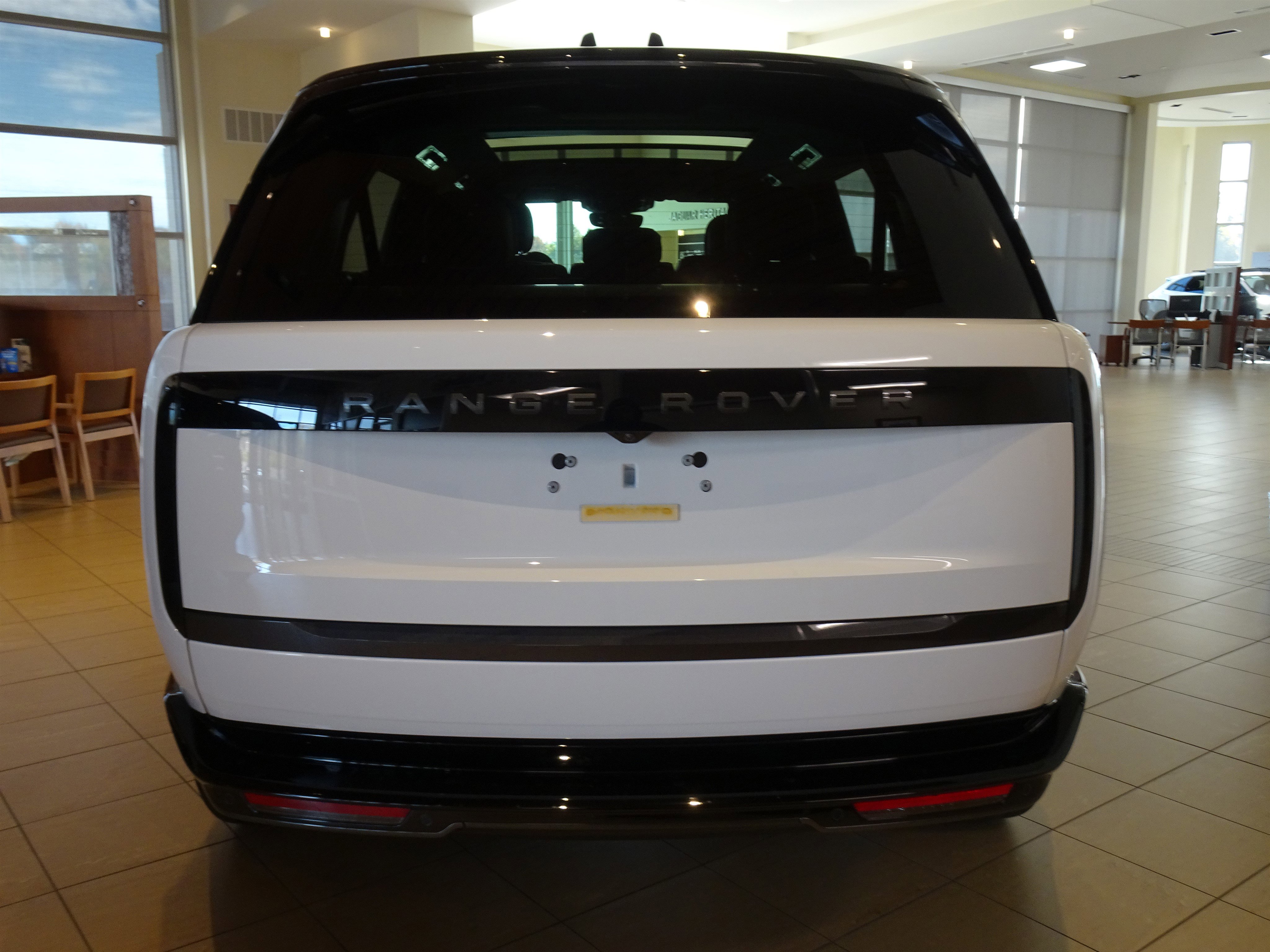 New 2025 Land Rover Range Rover Long Wheelbase SE image 10