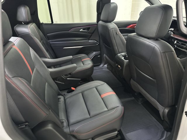 Used 2025 Chevrolet Traverse RS FWD image 18