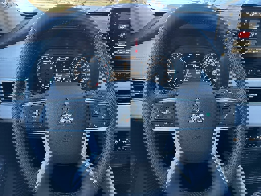 New 2025 Mitsubishi Outlander SE image 15