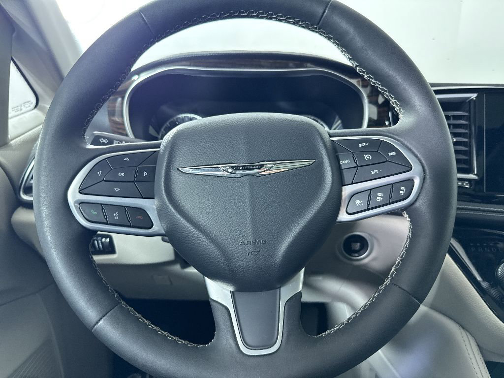 Used 2023 Chrysler Pacifica Limited FWD image 21