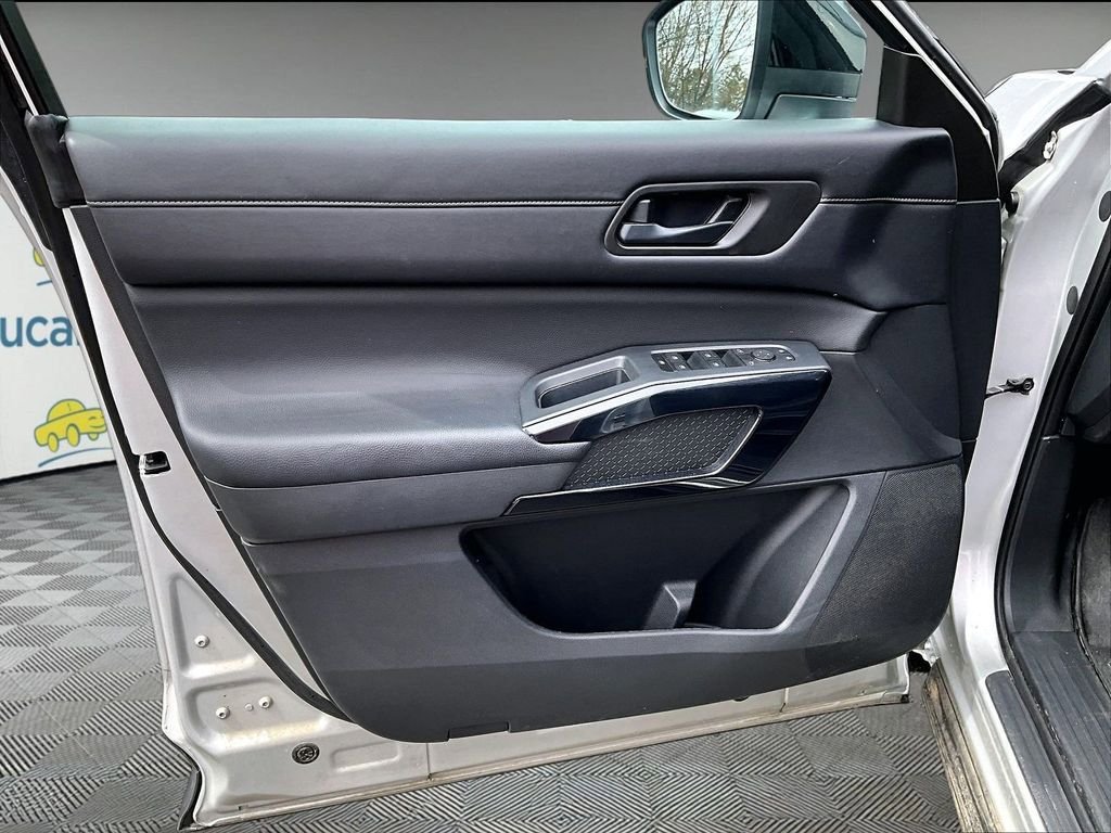 Used 2024 Nissan Pathfinder S AWD/4WD image 10