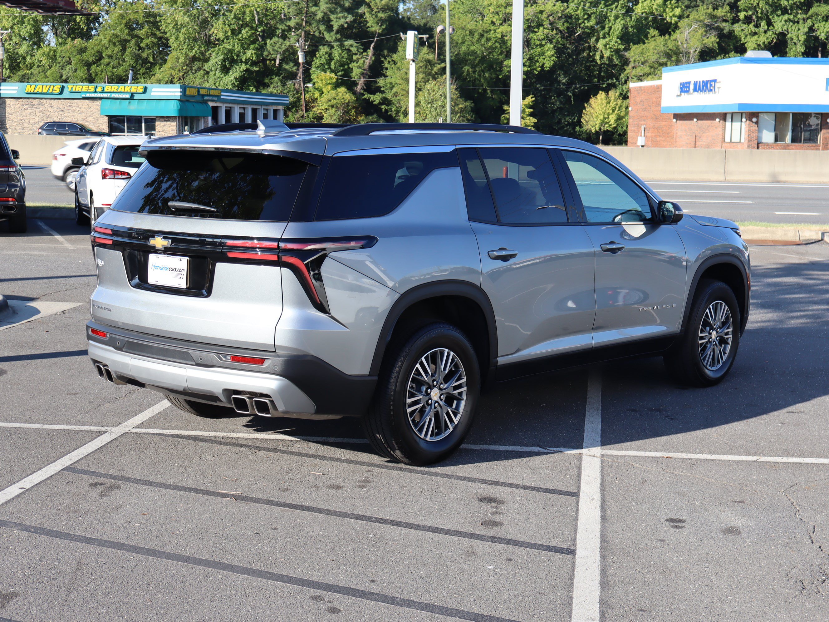 Used 2025 Chevrolet Traverse LT FWD image 10