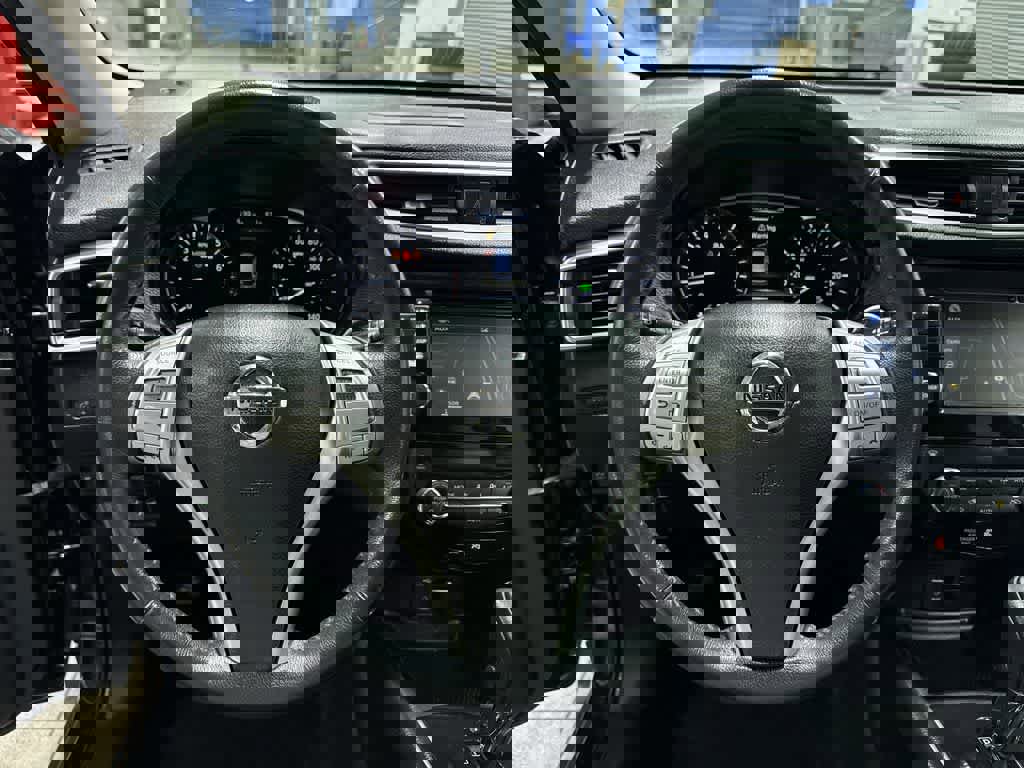 Used 2016 Nissan Rogue SL image 18