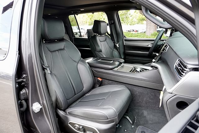 Used 2026 Jeep Grand Wagoneer Limited AWD/4WD image 14