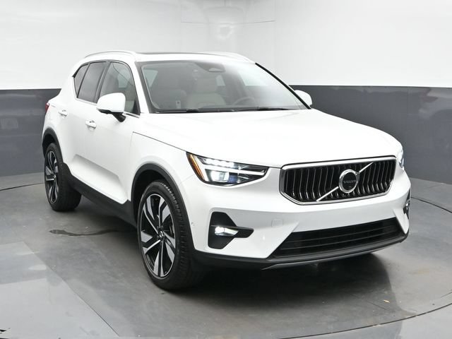 Used 2023 Volvo XC40 B5 Ultimate w/ Protection Package Premier AWD/4WD image 2