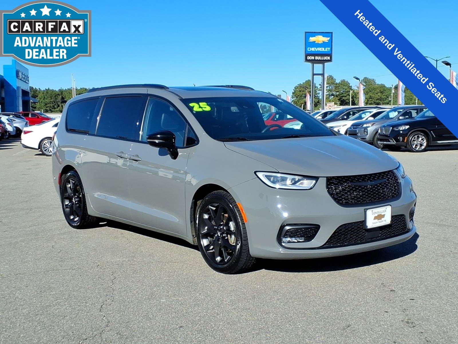 Used 2025 Chrysler Pacifica Limited FWD image 7