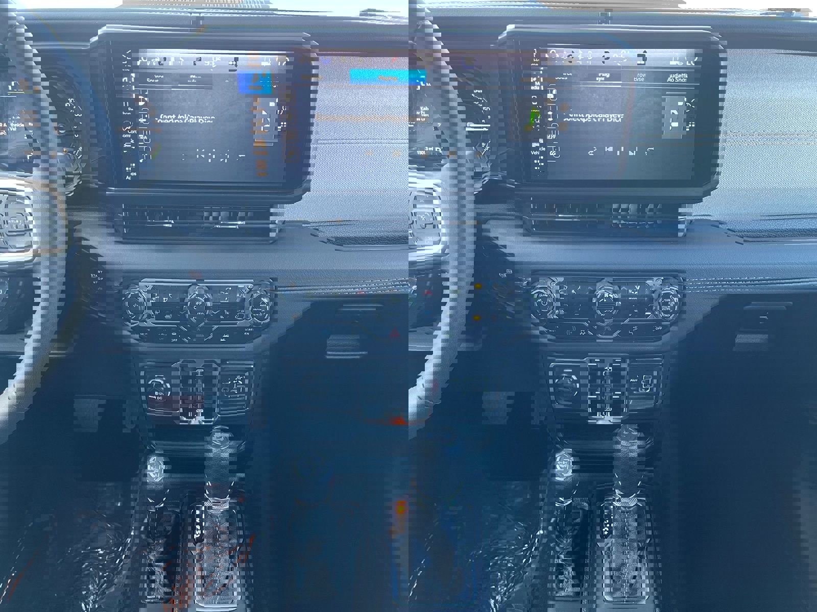 Used 2025 Jeep Wrangler Sahara image 11