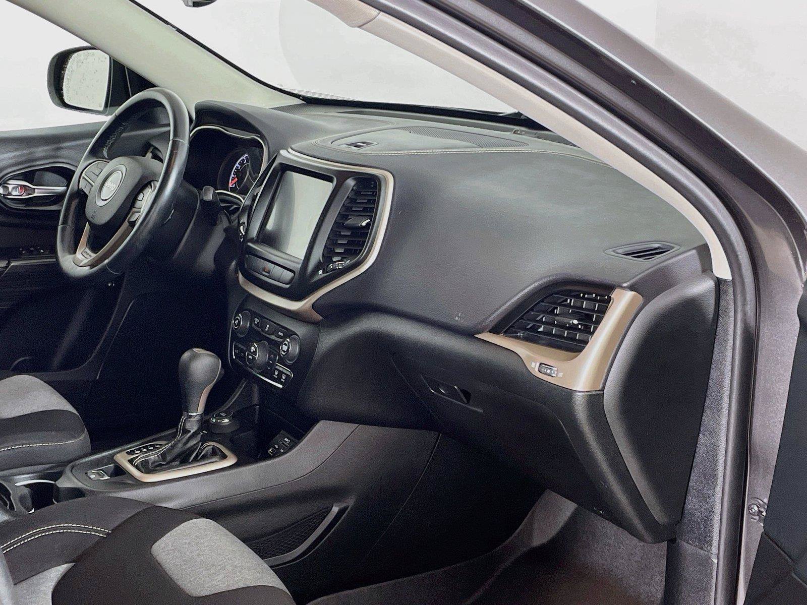 Used 2014 Jeep Cherokee Latitude w/ Comfort/Convenience Group AWD/4WD image 28
