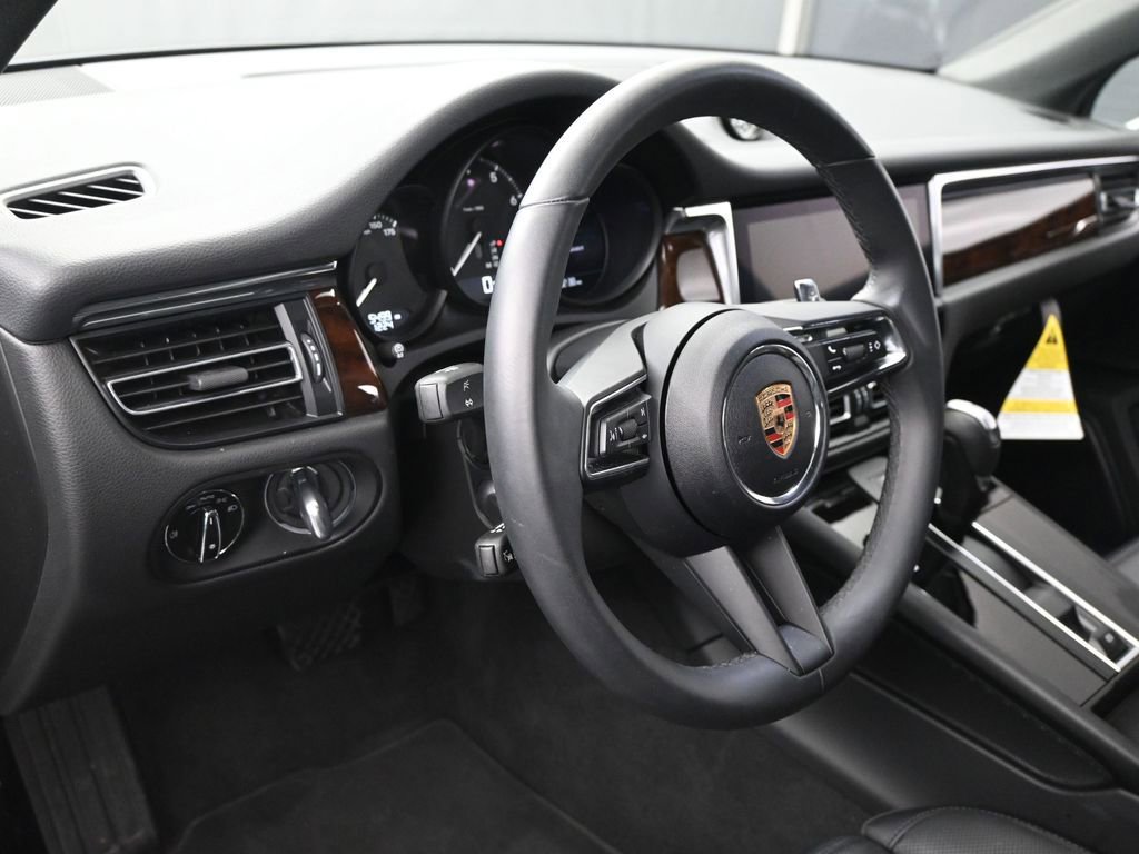 Certified 2025 Porsche Macan image 5