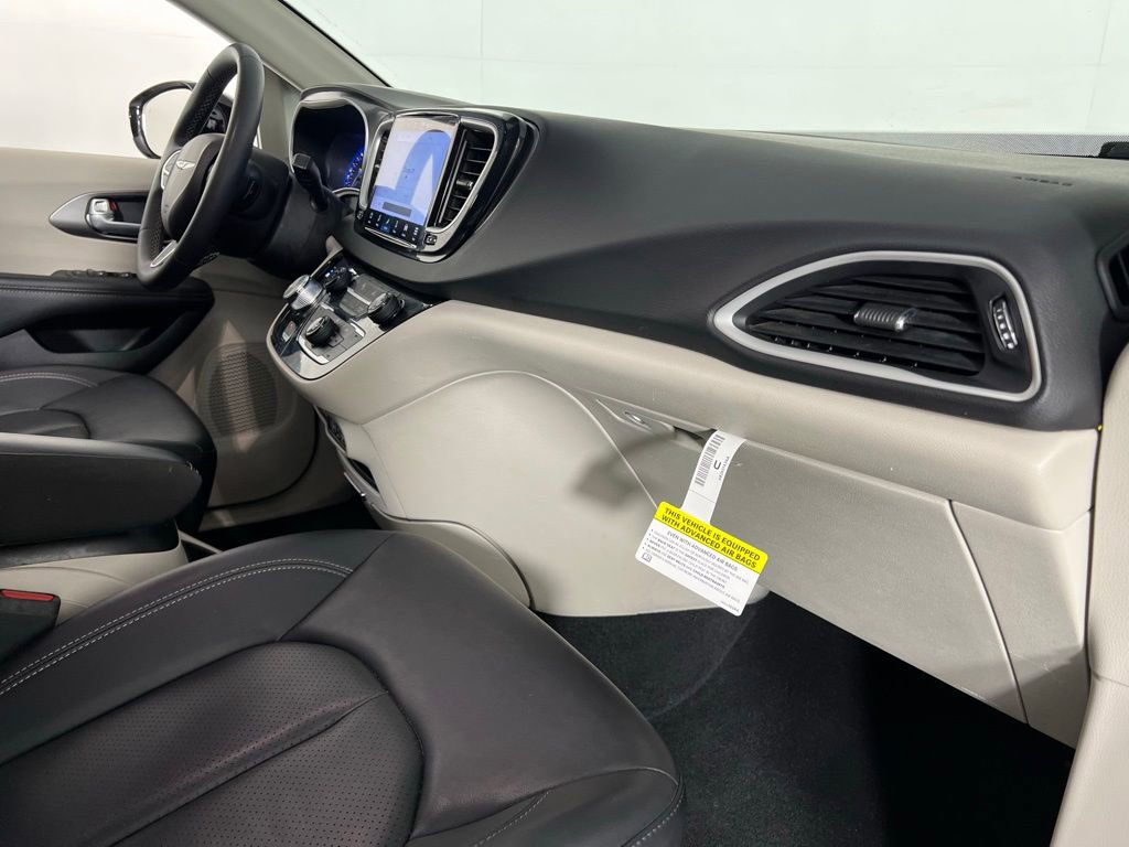 Used 2024 Chrysler Pacifica Touring-L image 34