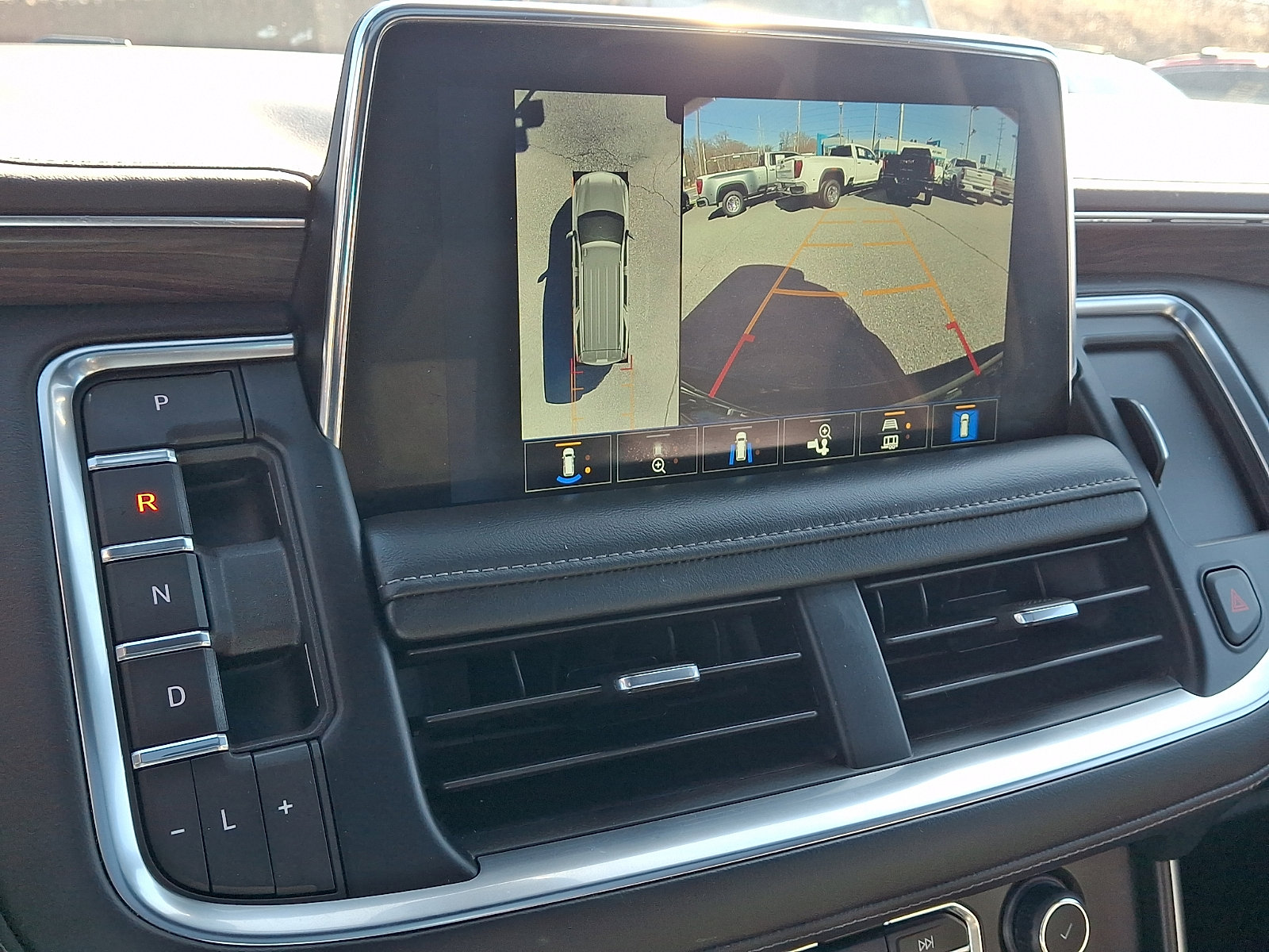 Used 2022 Chevrolet Suburban Z71 w/ Luxury Package image 20