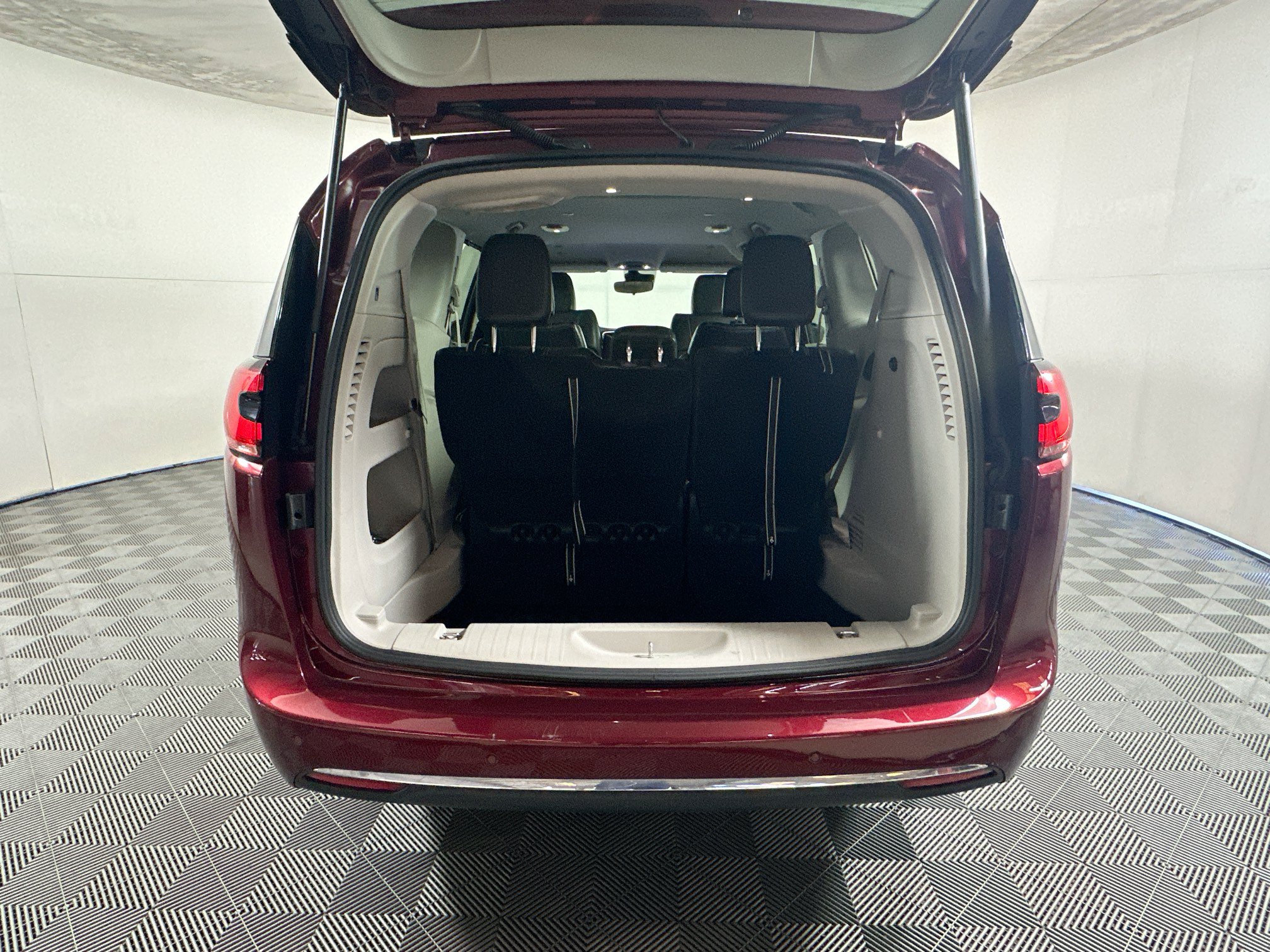 Used 2023 Chrysler Pacifica Touring-L AWD/4WD image 31