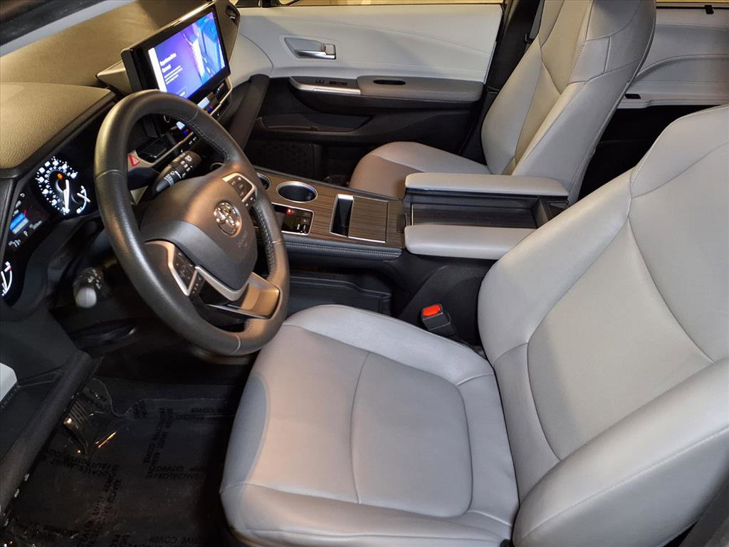 Used 2025 Toyota Sienna XLE image 12