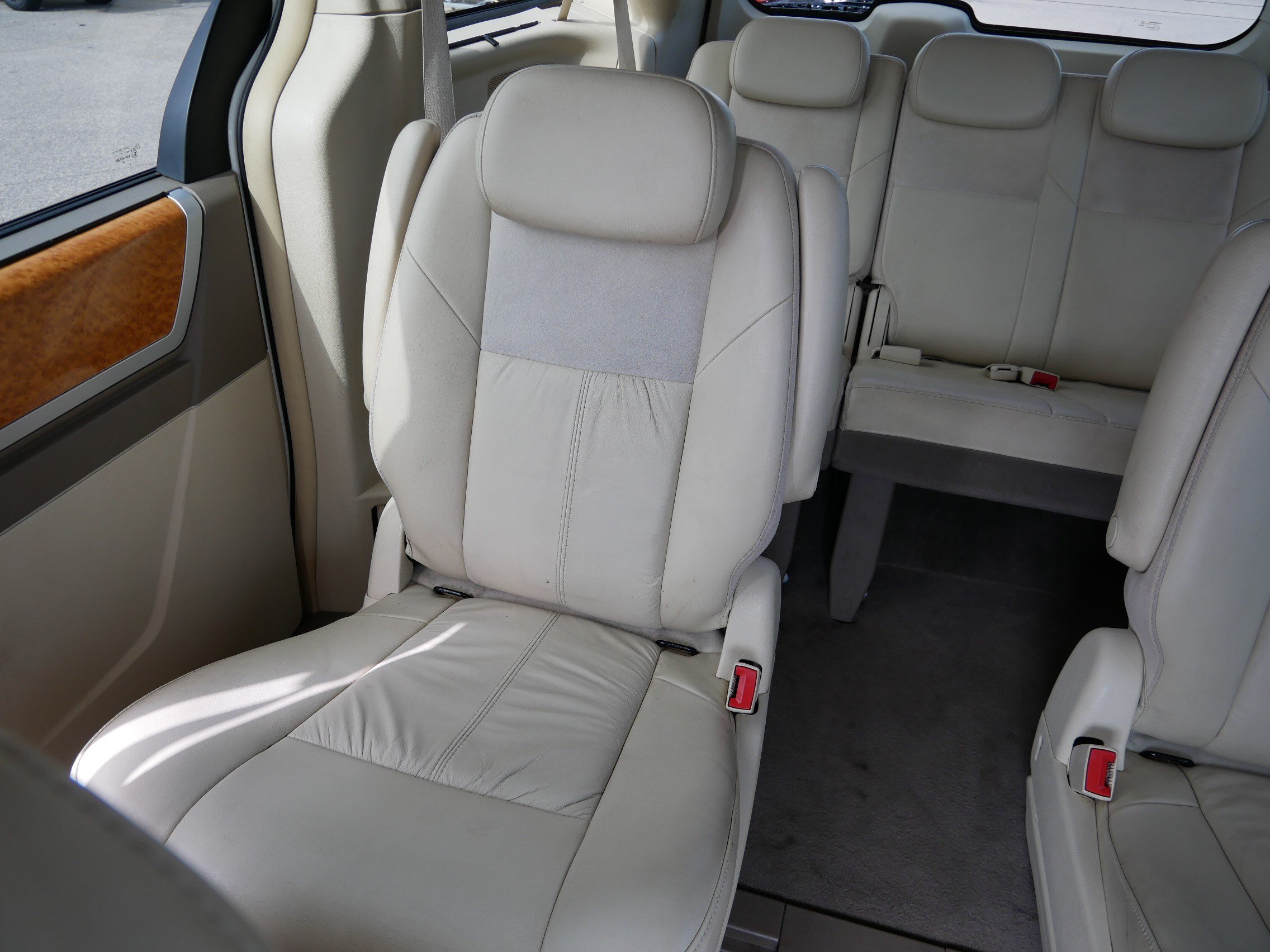 Used 2010 Chrysler Town & Country Limited FWD image 12