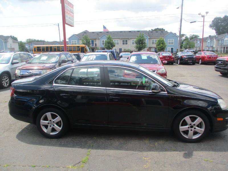 Used 2009 Volkswagen Jetta SE FWD image 2